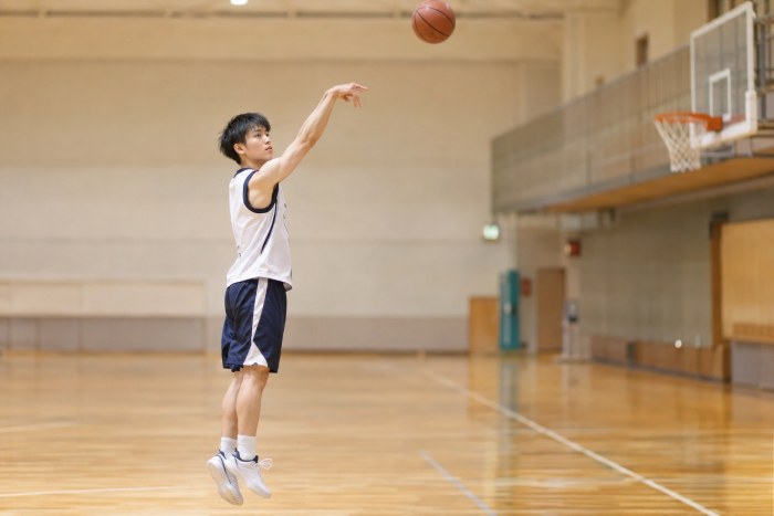 肩の力が抜けた柔らかいフォームでシュートを放つバスケットボール選手